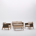 Conjunto Alabe composto por um sofá de 2 lugares, 2 poltronas e uma mesa de centro em madeira de acácia 100% certificada pelo FSC.