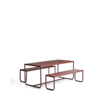 Conjunto Sotil de 2 bancos e mesa em aço galvanizado com acabamento granada, 183 x 83 cm