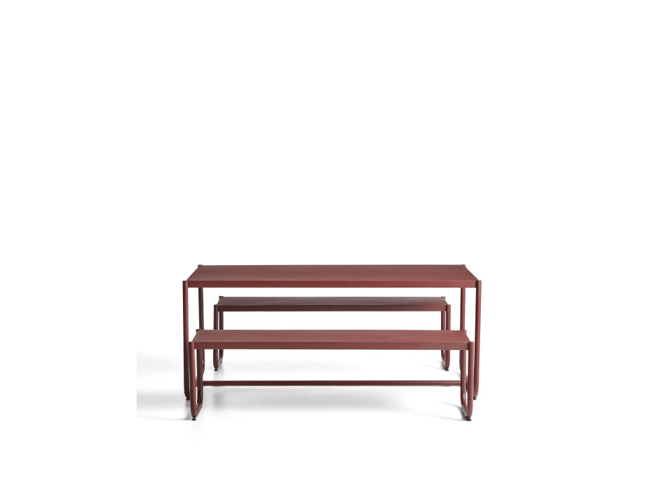 Conjunto Sotil de 2 bancos e mesa em aço galvanizado com acabamento granada, 183 x 83 cm