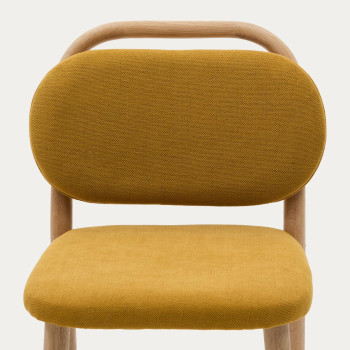 Banqueta Helda em chenille mostarda e carvalho maciço com certificação FSC Mix Credit, 65 cm