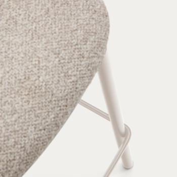 Banqueta Maina em chenille bege com pés em aço com acabamento bege e certificação FSC Mix Credit, 65 cm