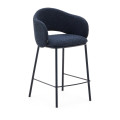 Banqueta Maina em chenille azul e pés de aço com acabamento azul, certificação FSC Mix Credit, 65 cm