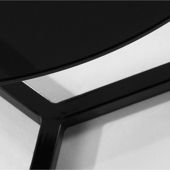 Mesa de centro Raeam em vidro temperado e aço com acabamento preto.