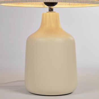 Erna bordslampa i vit keramik och bambu med naturlig finish