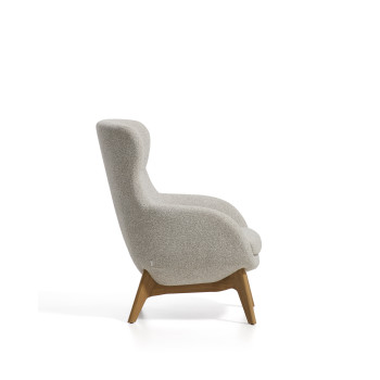 Adiran fåtölj i tjock beige chenille med ben i massiv ek med naturlig finish