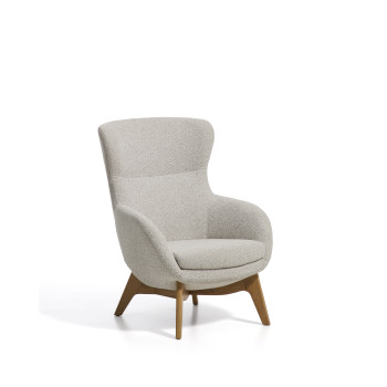 Adiran fåtölj i tjock beige chenille med ben i massiv ek med naturlig finish