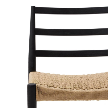 Analy-stol i massiv ek med svart finish och sits tillverkad av FSC 100 % rep