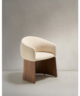 Bosca-stol i beige chenille och FSC 100% valnötsfaner