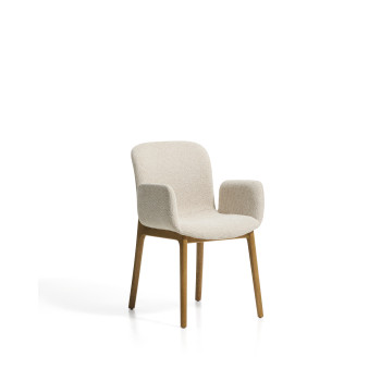 Elnor stol i beige chenille med armstöd och ben i massiv ek med naturlig finish