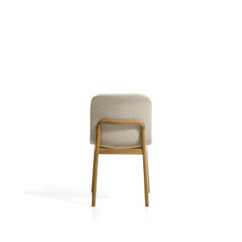 Elnor stol i beige chenille med ben i massiv ek med naturlig finish