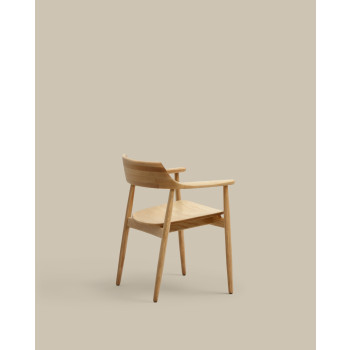 Fondes stol i massiv ek med naturlig finish (FSC Mix Credit).