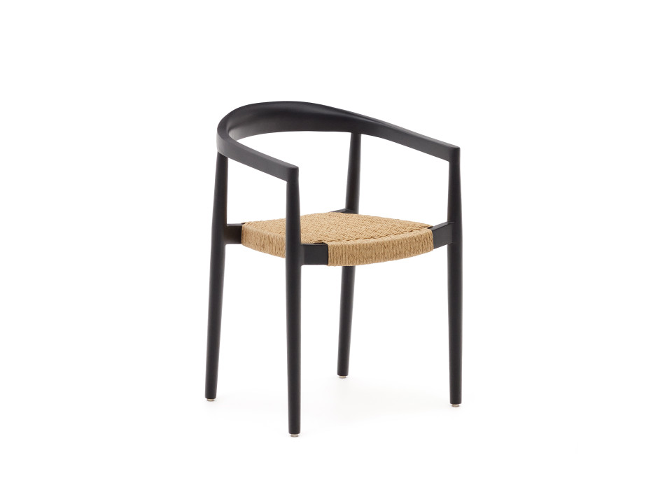 Stapelbar stol Ydalia i massivt teakträ med svart finish och syntetiskt rottingrep