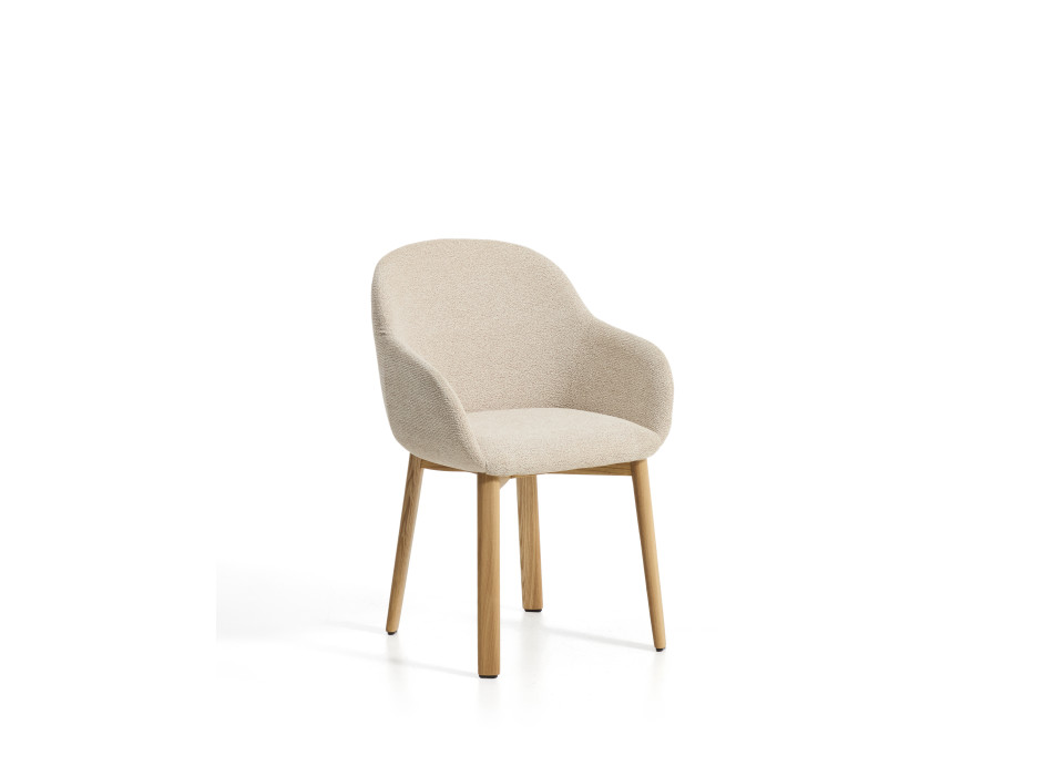 Meila stol med beige chenillearmstöd och ben i massiv ek med naturlig finish