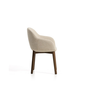 Meila stol med armstöd i beige chenille och ben i massiv ek med valnötsfinish