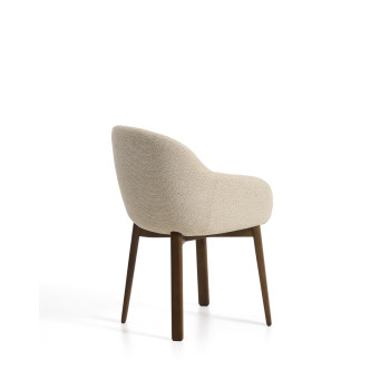 Meila stol med armstöd i beige chenille och ben i massiv ek med valnötsfinish