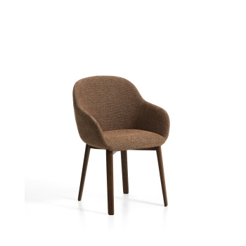 Meila stol med armstöd i terrakotta och ben i massiv ek med valnötsfinish