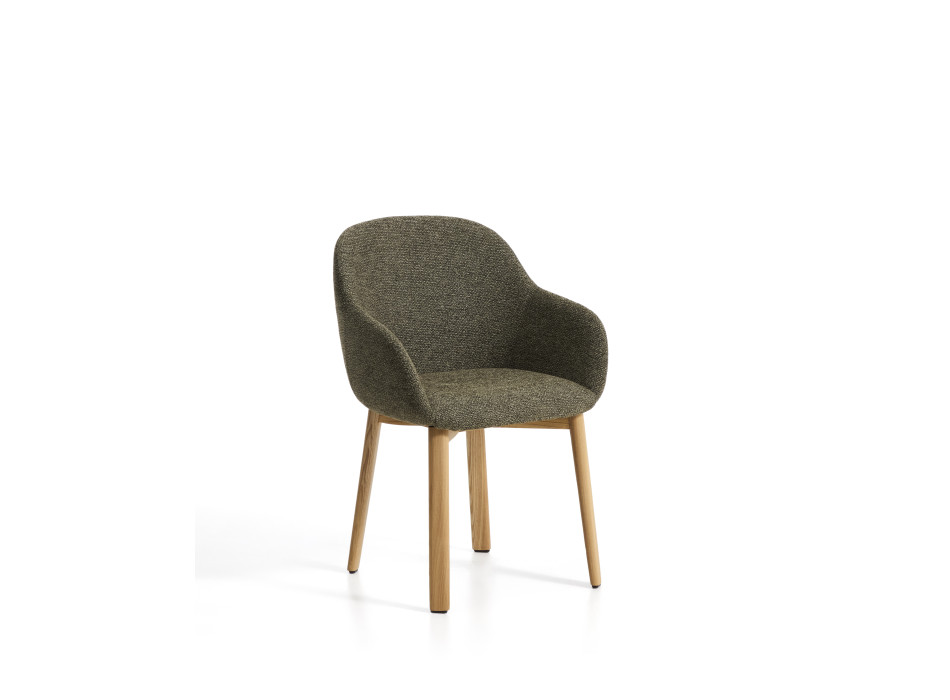 Meila stol med armstöd i grönt chenille och ben i massiv ek med naturlig finish