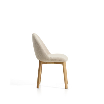 Meila stol i beige chenille och ben i massiv ek med naturlig finish