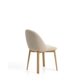 Meila stol i beige chenille och ben i massiv ek med naturlig finish