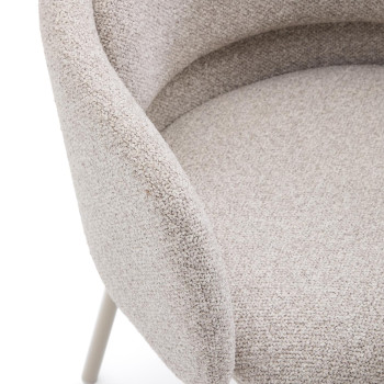 Minda stol i tjock beige chenille med stålben i blå finish. FSC Mix Credit.