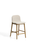 Elnor pall i beige chenille med ben i massiv ek i naturlig finish 65 cm